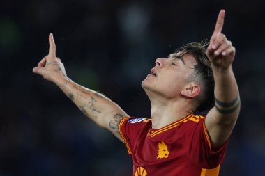 Roma, İtalya 26.02.2024: Roman Paulo Dybala penaltıyı 1-0 yendi ve İtalya Serie A TIM 2023-2024 futbol karşılaşmasında AS ROMA ile Roma Olimpiyat Stadyumu 'ndaki FC Torino karşılaşmasını kutladı.