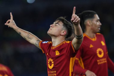 Roma, İtalya 26.02.2024: Roman Paulo Dybala penaltıyı 1-0 yendi ve İtalya Serie A TIM 2023-2024 futbol karşılaşmasında AS ROMA ile Roma Olimpiyat Stadyumu 'ndaki FC Torino karşılaşmasını kutladı.