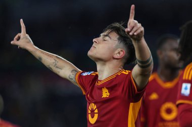 Roma, İtalya 26.02.2024: Roman Paulo Dybala penaltıyı 1-0 yendi ve İtalya Serie A TIM 2023-2024 futbol karşılaşmasında AS ROMA ile Roma Olimpiyat Stadyumu 'ndaki FC Torino karşılaşmasını kutladı.