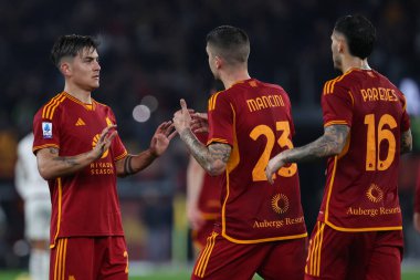 Roma, İtalya 26.02.2024: Roman Paulo Dybala penaltıyı 1-0 yendi ve İtalya Serie A TIM 2023-2024 futbol karşılaşmasında Roma Olimpiyat Stadyumu 'nda AS ROMA ile FC Torino karşılaşmasını Roman takımıyla kutladı.