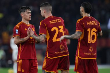 Roma, İtalya 26.02.2024: Roman Paulo Dybala penaltıyı 1-0 yendi ve İtalya Serie A TIM 2023-2024 futbol karşılaşmasında Roma Olimpiyat Stadyumu 'nda AS ROMA ile FC Torino karşılaşmasını Roman takımıyla kutladı.