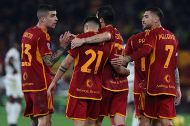 Roma, İtalya 26.02.2024: Roman Paulo Dybala penaltıyı 1-0 yendi ve İtalya Serie A TIM 2023-2024 futbol karşılaşmasında Roma Olimpiyat Stadyumu 'nda AS ROMA ile FC Torino karşılaşmasını Roman takımıyla kutladı.