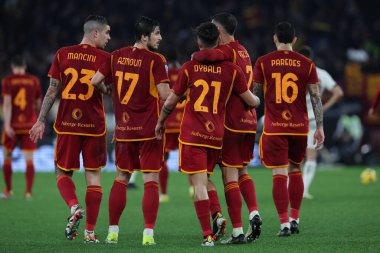 Roma, İtalya 26.02.2024: Roman Paulo Dybala penaltıyı 1-0 yendi ve İtalya Serie A TIM 2023-2024 futbol karşılaşmasında Roma Olimpiyat Stadyumu 'nda AS ROMA ile FC Torino karşılaşmasını Roman takımıyla kutladı.