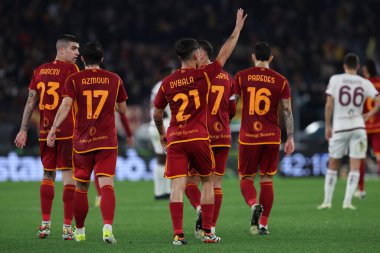 Roma, İtalya 26.02.2024: Roman Paulo Dybala penaltıyı 1-0 yendi ve İtalya Serie A TIM 2023-2024 futbol karşılaşmasında Roma Olimpiyat Stadyumu 'nda AS ROMA ile FC Torino karşılaşmasını Roman takımıyla kutladı.