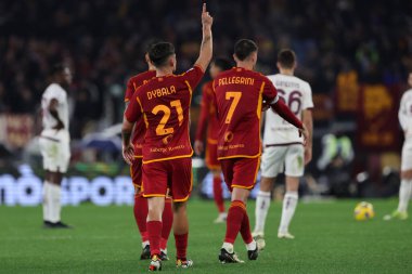 Roma, İtalya 26.02.2024: Roman Paulo Dybala penaltıyı 1-0 yendi ve İtalya Serie A TIM 2023-2024 futbol karşılaşmasında Roma Olimpiyat Stadyumu 'nda AS ROMA ile FC Torino karşılaşmasını Roman takımıyla kutladı.