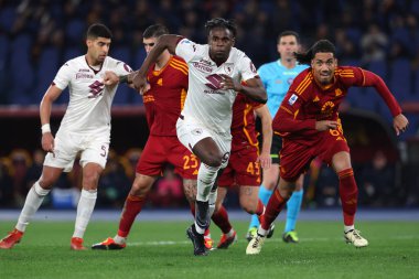 Roma, İtalya 26.02.2024: Torino 'dan Zapata, Roma' dan Chris Smalling İtalya Serie A TIM 2023-2024 futbol karşılaşması sırasında Roma 'daki Olimpiyat Stadyumu' nda AS ROMA FC Torino 'ya karşı.