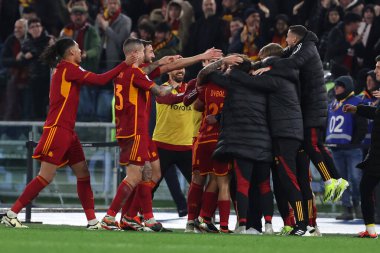 Roma, İtalya 26.02.2024: Romanlardan Paulo Dybala 2-1 gol attı ve İtalya Serie A TIM 2023-2024 futbol karşılaşmasında Roma 'daki Olimpiyat Stadyumu' nda AS ROMA-FC Torino karşılaşmasını takımla birlikte kutladı..