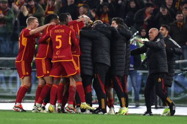 Roma, İtalya 26.02.2024: Romanlardan Paulo Dybala 2-1 gol attı ve İtalya Serie A TIM 2023-2024 futbol karşılaşmasında Roma 'daki Olimpiyat Stadyumu' nda AS ROMA-FC Torino karşılaşmasını takımla birlikte kutladı..