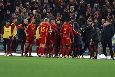 Roma, İtalya 26.02.2024: Romanlardan Paulo Dybala 2-1 gol attı ve İtalya Serie A TIM 2023-2024 futbol karşılaşmasında Roma 'daki Olimpiyat Stadyumu' nda AS ROMA-FC Torino karşılaşmasını takımla birlikte kutladı..