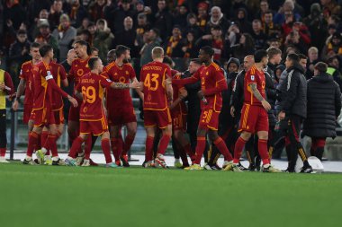 Roma, İtalya 26.02.2024: Romanlardan Paulo Dybala 2-1 gol attı ve İtalya Serie A TIM 2023-2024 futbol karşılaşmasında Roma 'daki Olimpiyat Stadyumu' nda AS ROMA-FC Torino karşılaşmasını takımla birlikte kutladı..