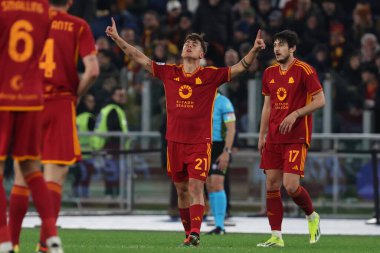 Roma, İtalya 26.02.2024: Romanlardan Paulo Dybala 2-1 gol attı ve İtalya Serie A TIM 2023-2024 futbol karşılaşmasında Roma 'daki Olimpiyat Stadyumu' nda AS ROMA-FC Torino karşılaşmasını takımla birlikte kutladı..