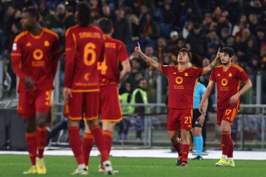 Roma, İtalya 26.02.2024: Romanlardan Paulo Dybala 2-1 gol attı ve İtalya Serie A TIM 2023-2024 futbol karşılaşmasında Roma 'daki Olimpiyat Stadyumu' nda AS ROMA-FC Torino karşılaşmasını takımla birlikte kutladı..