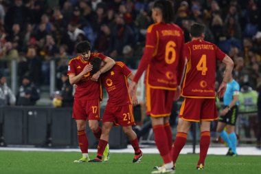 Roma, İtalya 26.02.2024: Romanlardan Paulo Dybala 2-1 gol attı ve İtalya Serie A TIM 2023-2024 futbol karşılaşmasında Roma 'daki Olimpiyat Stadyumu' nda AS ROMA-FC Torino karşılaşmasını takımla birlikte kutladı..