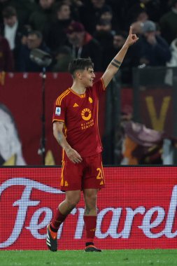 Roma, İtalya 26.02.2024: Romanlardan Paulo Dybala 3-1 gol attı ve İtalya Serie A TIM 2023-2024 futbol karşılaşmasında Roma 'daki Olimpiyat Stadyumu' nda AS ROMA-FC Torino karşılaşmasını takımla kutladı..