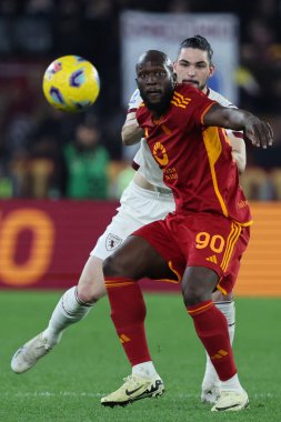 Roma, İtalya 26.02.2024: Torino 'lu Sazonov İtalya Serisi A TIM 2023-2024 futbol karşılaşmasında Roma' daki Olimpiyat Stadyumu 'nda Romelu Lukaku ile top mücadelesi verdi..