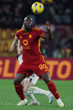 Roma, İtalya 26.02.2024: Torino 'lu Sazonov İtalya Serisi A TIM 2023-2024 futbol karşılaşmasında Roma' daki Olimpiyat Stadyumu 'nda Romelu Lukaku ile top mücadelesi verdi..