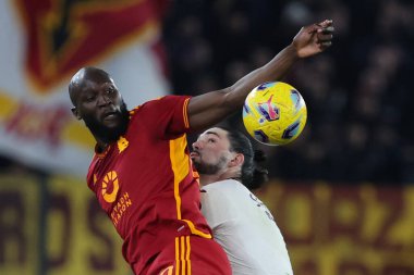 Roma, İtalya 26.02.2024: Torino 'lu Sazonov İtalya Serisi A TIM 2023-2024 futbol karşılaşmasında Roma' daki Olimpiyat Stadyumu 'nda Romelu Lukaku ile top mücadelesi verdi..