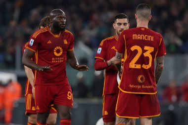Roma, İtalya 26.02.2024: Romanlardan Romelu Lukaku ve Romanlardan Gianluca Mancini İtalya Serisi A TIM 2023-2024 futbol karşılaşması sırasında Roma 'daki Olimpiyat Stadyumu' nda AS ROMA FC Torino 'ya karşı..