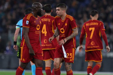 Roma, İtalya 26.02.2024: Romanlardan Romelu Lukaku ve Romanlardan Gianluca Mancini İtalya Serisi A TIM 2023-2024 futbol karşılaşması sırasında Roma 'daki Olimpiyat Stadyumu' nda AS ROMA FC Torino 'ya karşı..