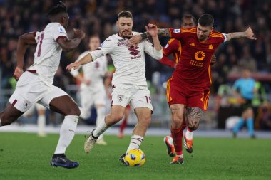 Roma, İtalya 26.02.2024: Torino 'dan Vlasiç İtalya Serisi A TIM 2023-2024 futbol karşılaşmasında Roma' daki Olimpiyat Stadyumu 'nda FC Torino' ya karşı Roma 'dan Gianluca Mancini ile top mücadelesi verdi.