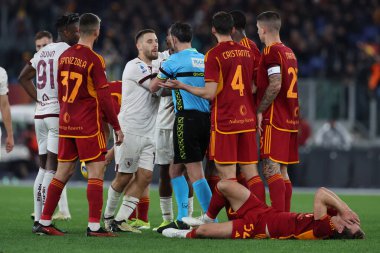 Roma, İtalya 26.02.2024: İtalya Serie A TIM 2023-2024 futbol karşılaşmasında Torino 'lu Vlasiç hakemle Roma Olimpiyat Stadyumu' nda AS ROMA FC Torino 'ya karşı.