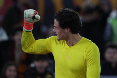 Roma, İtalya 26.02.2024: Roma Mil Roman Svilar İtalya Serie A TIM 2023-2024 futbol karşılaşması sonunda Roma 'daki Olimpiyat Stadyumu' nda AS ROMA-FC Torino karşılaşmasında zaferi kutladı.