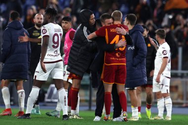 Roma, İtalya 26.02.2024: Daniele De Rossi Roma teknik direktörü İtalya Serie A TIM 2023-2024 futbol karşılaşması sonunda Roma 'daki Olimpiyat Stadyumu' nda AS ROMA FC Torino 'ya karşı oynanan karşılaşmada zaferi kutladı.