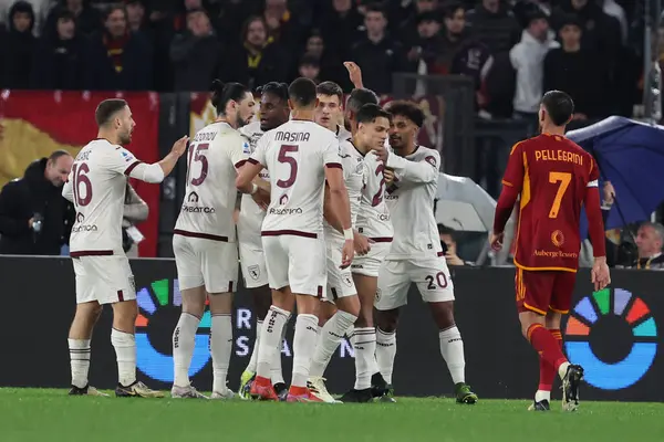 Roma, İtalya 26.02.2024: Torino 'dan Zapata 1-1 gol attı ve İtalya Serie A TIM 2023-2024 futbol karşılaşmasında Roma Olimpiyat Stadyumu' nda AS ROMA-FC Torino karşılaşmasını takımla birlikte kutladı..