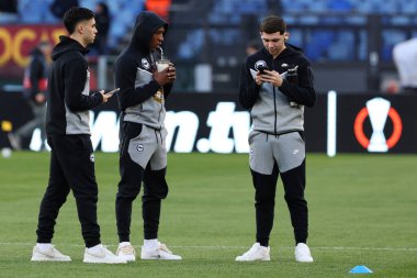 Roma, İtalya 07.03.2024: Brighton oyuncuları sahaya giriyor ve taraftarları UEFA Avrupa Ligi 2023-2024, 16. tur, AS Roma ile Brighton & Hove Albion arasında Roma Olimpiyat Stadyumu 'nda oynanan futbol karşılaşmasından önce selamlıyorlar..