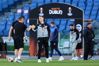 Roma, İtalya 07.03.2024: Brighton oyuncuları sahaya giriyor ve taraftarları UEFA Avrupa Ligi 2023-2024, 16. tur, AS Roma ile Brighton & Hove Albion arasında Roma Olimpiyat Stadyumu 'nda oynanan futbol karşılaşmasından önce selamlıyorlar..