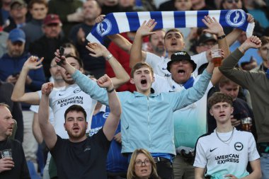 Roma, İtalya 07.03.2024: Brighton taraftarları, Roma 'daki Olimpiyat Stadyumu' nda AS Romanlarına karşı Brighton & Hove Albion futbol karşılaşması olan 2023-2024 UEFA Avrupa Ligi tribünlerinde şarkı söylüyorlar..