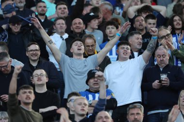 Roma, İtalya 07.03.2024: Brighton taraftarları, Roma 'daki Olimpiyat Stadyumu' nda AS Romanlarına karşı Brighton & Hove Albion futbol karşılaşması olan 2023-2024 UEFA Avrupa Ligi tribünlerinde şarkı söylüyorlar..