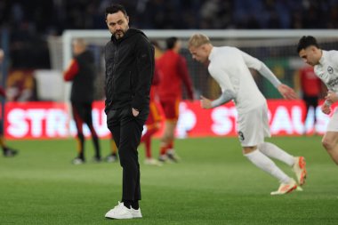 Roma, İtalya 07.03.2024: Roberto De Zerbi Brighton teknik direktörü UEFA Avrupa Ligi 2023-2024, 16. tur öncesi Roma 'daki Olimpiyat Stadyumu' nda AS Roma ile Brighton & Hove Albion arasındaki ısınma maçında.