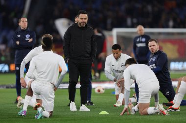 Roma, İtalya 07.03.2024: Roberto De Zerbi Brighton teknik direktörü UEFA Avrupa Ligi 2023-2024, 16. tur öncesi Roma 'daki Olimpiyat Stadyumu' nda AS Roma ile Brighton & Hove Albion arasındaki ısınma maçında.