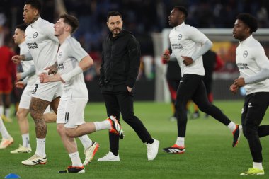 Roma, İtalya 07.03.2024: Roberto De Zerbi Brighton teknik direktörü UEFA Avrupa Ligi 2023-2024, 16. tur öncesi Roma 'daki Olimpiyat Stadyumu' nda AS Roma ile Brighton & Hove Albion arasındaki ısınma maçında.