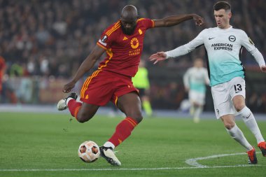 Roma, İtalya 07.03.2024: Roma 'dan Romelu Lukaku, UEFA Avrupa Ligi 2023-2024 döneminde Brighton' dan Pascal Grob, Roma 'daki Olimpiyat Stadyumu' nda AS Romanlarına karşı Brighton & Hove Albion arasındaki futbol karşılaşması..