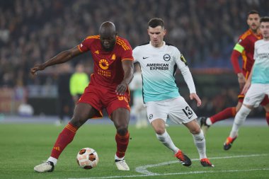 Roma, İtalya 07.03.2024: Roma 'dan Romelu Lukaku, UEFA Avrupa Ligi 2023-2024 döneminde Brighton' dan Pascal Grob, Roma 'daki Olimpiyat Stadyumu' nda AS Romanlarına karşı Brighton & Hove Albion arasındaki futbol karşılaşması..