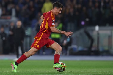 Roma, İtalya 07.03.2024: Romanlardan Paulo Dybala 1-0 gol attı ve UEFA Avrupa Ligi 2023-2024, 16. tur, Roma 'daki Olimpiyat Stadyumu' nda AS Roman - Brighton & Hove Albion arasındaki futbol karşılaşmasını takımla kutladı..