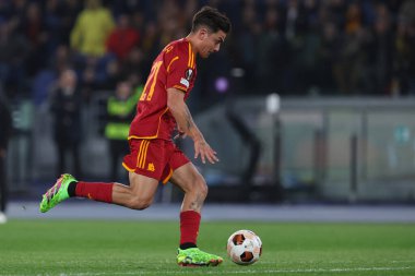 Roma, İtalya 07.03.2024: Romanlardan Paulo Dybala 1-0 gol attı ve UEFA Avrupa Ligi 2023-2024, 16. tur, Roma 'daki Olimpiyat Stadyumu' nda AS Roman - Brighton & Hove Albion arasındaki futbol karşılaşmasını takımla kutladı..