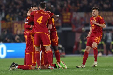 Roma, İtalya 07.03.2024: Romanlardan Paulo Dybala 1-0 gol attı ve UEFA Avrupa Ligi 2023-2024, 16. tur, Roma 'daki Olimpiyat Stadyumu' nda AS Roman - Brighton & Hove Albion arasındaki futbol karşılaşmasını takımla kutladı..