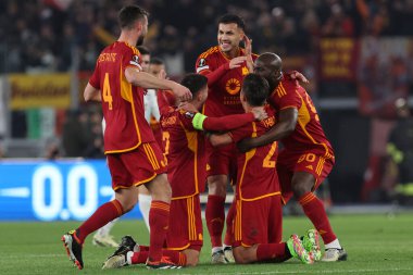 Roma, İtalya 07.03.2024: Romanlardan Paulo Dybala 1-0 gol attı ve UEFA Avrupa Ligi 2023-2024, 16. tur, Roma 'daki Olimpiyat Stadyumu' nda AS Roman - Brighton & Hove Albion arasındaki futbol karşılaşmasını takımla kutladı..