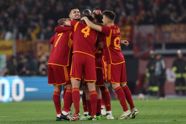 Roma, İtalya 07.03.2024: Romanlardan Paulo Dybala 1-0 gol attı ve UEFA Avrupa Ligi 2023-2024, 16. tur, Roma 'daki Olimpiyat Stadyumu' nda AS Roman - Brighton & Hove Albion arasındaki futbol karşılaşmasını takımla kutladı..