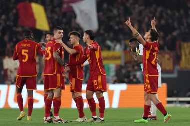 Roma, İtalya 07.03.2024: Romanlardan Paulo Dybala 1-0 gol attı ve UEFA Avrupa Ligi 2023-2024, 16. tur, Roma 'daki Olimpiyat Stadyumu' nda AS Roman - Brighton & Hove Albion arasındaki futbol karşılaşmasını takımla kutladı..