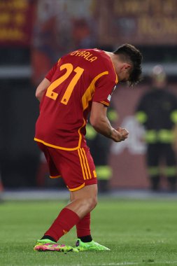 Roma, İtalya 07.03.2024: Romanlardan Paulo Dybala 1-0 gol attı ve UEFA Avrupa Ligi 2023-2024, 16. tur, Roma 'daki Olimpiyat Stadyumu' nda AS Roman - Brighton & Hove Albion arasındaki futbol karşılaşmasını takımla kutladı..