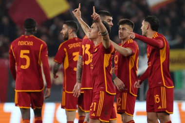 Roma, İtalya 07.03.2024: Romanlardan Paulo Dybala 1-0 gol attı ve UEFA Avrupa Ligi 2023-2024, 16. tur, Roma 'daki Olimpiyat Stadyumu' nda AS Roman - Brighton & Hove Albion arasındaki futbol karşılaşmasını takımla kutladı..