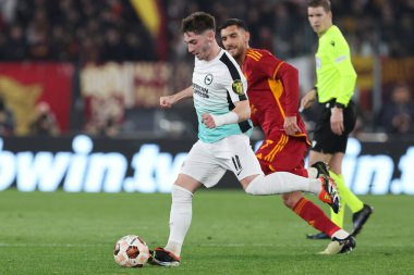 Roma, İtalya 07.03.2024: Brighton 'dan Billy Gilmour, UEFA Avrupa Ligi 2023-2024, 16. tur, Roma' daki Olimpiyat Stadyumu 'nda AS Roman - Brighton & Hove Albion arasındaki futbol karşılaşması sırasında görevde..