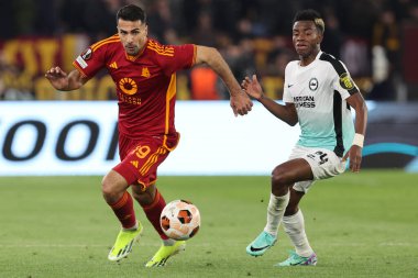 Roma, İtalya 07.03.2024: Roma 'dan Zeki Çelik ve Brighton' dan Simon Adingra, Roma 'daki Olimpiyat Stadyumu' nda AS Romanlarına karşı Brighton & Hove Albion arasında oynanan 2023-2024 UEFA Avrupa Ligi karşılaşmasında eylem halindeler..