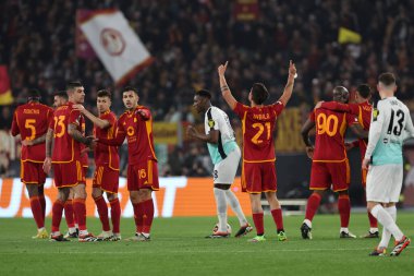 Roma, İtalya 07.03.2024: Romanlardan Paulo Dybala 1-0 gol attı ve UEFA Avrupa Ligi 2023-2024, 16. tur, Roma 'daki Olimpiyat Stadyumu' nda AS Roman - Brighton & Hove Albion arasındaki futbol karşılaşmasını takımla kutladı..