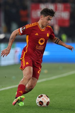 Roma, İtalya 07.03.2024: Roman Paulo Dybala UEFA Avrupa Ligi 2023-2024, 16. turda Roma 'daki Olimpiyat Stadyumu' nda AS Romanlarına karşı Brighton & Hove Albion arasında oynanan futbol karşılaşmasında eylem halinde.