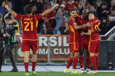 Roma, İtalya 07.03.2024: Romanlardan Romelu Lukaku 2-0 gol attı ve UEFA Avrupa Ligi 2023-2024, 16. tur, Roma 'daki Olimpiyat Stadyumu' nda AS Roman - Brighton & Hove Albion arasındaki futbol karşılaşmasını takımla birlikte kutladı..